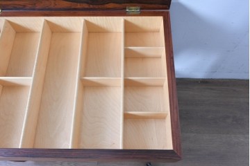 デンマークヴィンテージ　ローズウッド材　籐(ラタン)　技術の粋を集めたソーイングテーブル　(R-085546)