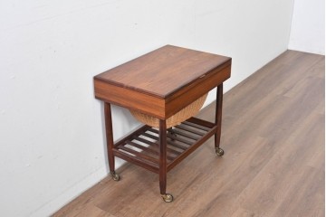 デンマークヴィンテージ　ローズウッド材　籐(ラタン)　技術の粋を集めたソーイングテーブル　(R-085546)