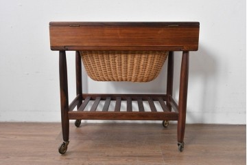 デンマークヴィンテージ　ローズウッド材　籐(ラタン)　技術の粋を集めたソーイングテーブル　(R-085546)