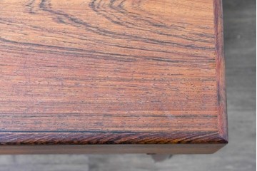 デンマークヴィンテージ　ローズウッド材　籐(ラタン)　技術の粋を集めたソーイングテーブル　(R-085546)