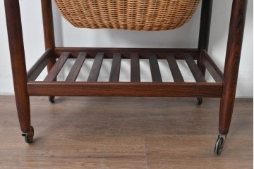 デンマークヴィンテージ　ローズウッド材　籐(ラタン)　技術の粋を集めたソーイングテーブル　(R-085546)