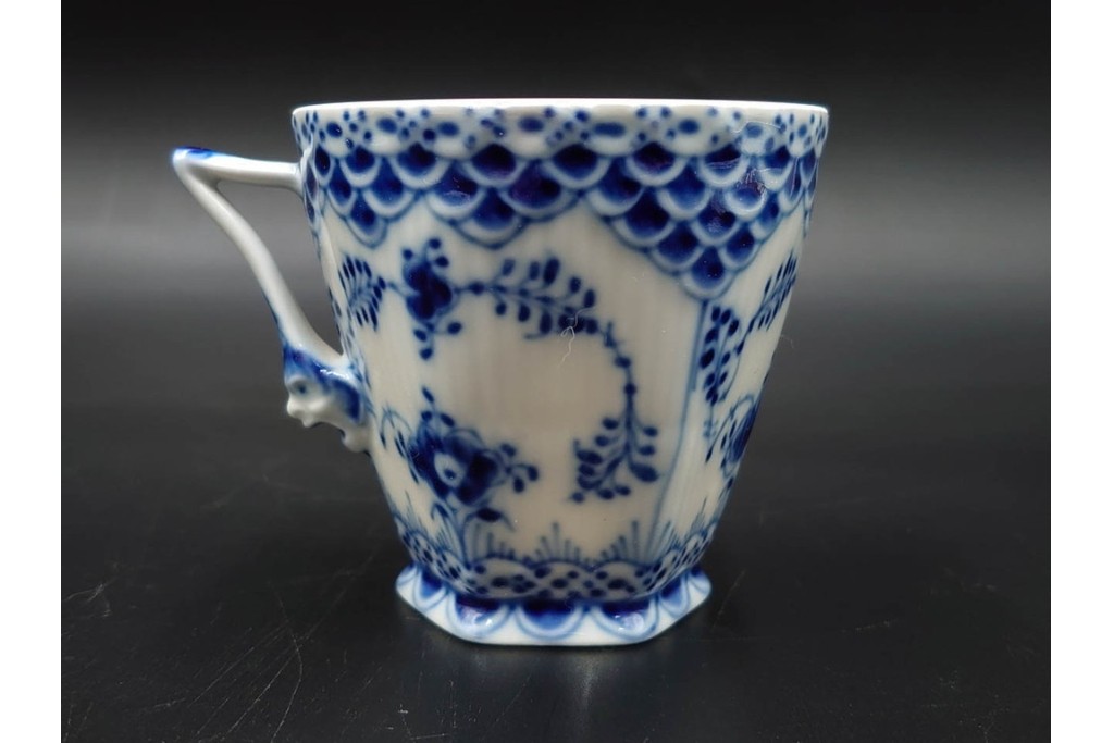 デンマーク製　ROYAL COPENHAGEN(ロイヤルコペンハーゲン)　ブルーフルーテッド フルレース　コーヒーカップ&ソーサー2客セット　定価(2客合計)約13万6千円　(R-085547)