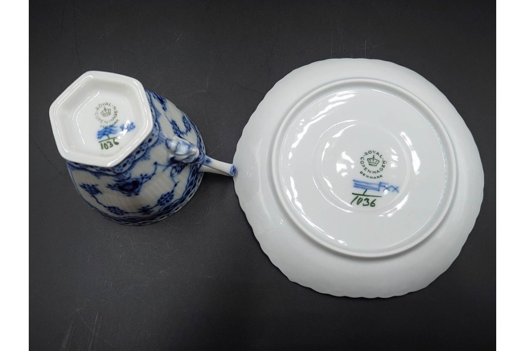 デンマーク製　ROYAL COPENHAGEN(ロイヤルコペンハーゲン)　ブルーフルーテッド フルレース　コーヒーカップ&ソーサー2客セット　定価(2客合計)約13万6千円　(R-085547)