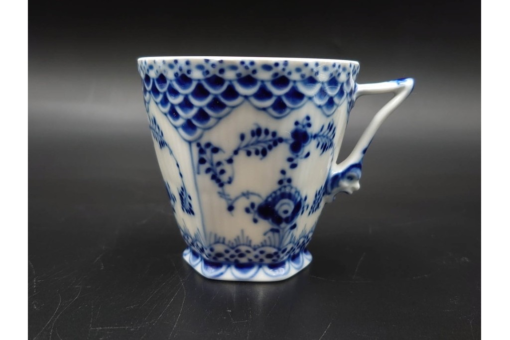 デンマーク製　ROYAL COPENHAGEN(ロイヤルコペンハーゲン)　ブルーフルーテッド フルレース　コーヒーカップ&ソーサー2客セット　定価(2客合計)約13万6千円　(R-085547)