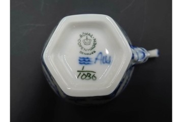 デンマーク製　ROYAL COPENHAGEN(ロイヤルコペンハーゲン)　ブルーフルーテッド フルレース　コーヒーカップ&ソーサー2客セット　定価(2客合計)約13万6千円　(R-085547)