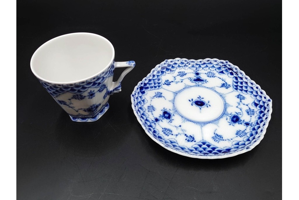 デンマーク製　ROYAL COPENHAGEN(ロイヤルコペンハーゲン)　ブルーフルーテッド フルレース　コーヒーカップ&ソーサー2客セット　定価(2客合計)約13万6千円　(R-085547)