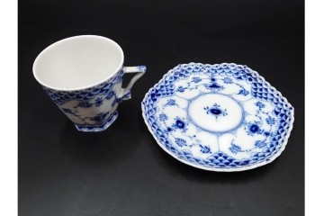 デンマーク製　ROYAL COPENHAGEN(ロイヤルコペンハーゲン)　ブルーフルーテッド フルレース　コーヒーカップ&ソーサー2客セット　定価(2客合計)約13万6千円　(R-085547)