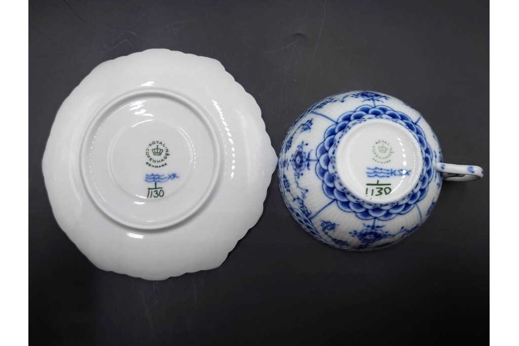 デンマーク製　ROYAL COPENHAGEN(ロイヤルコペンハーゲン)　ブルーフルーテッド フルレース　優雅な意匠に惹かれるティーカップ&ソーサー2客セット　スクラッチありB級品　(R-085548)　
