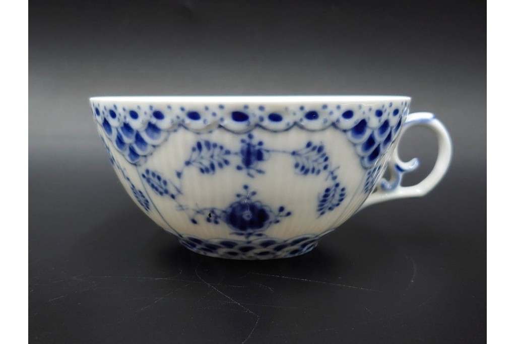 デンマーク製　ROYAL COPENHAGEN(ロイヤルコペンハーゲン)　ブルーフルーテッド フルレース　優雅な意匠に惹かれるティーカップ&ソーサー2客セット　スクラッチありB級品　(R-085548)　