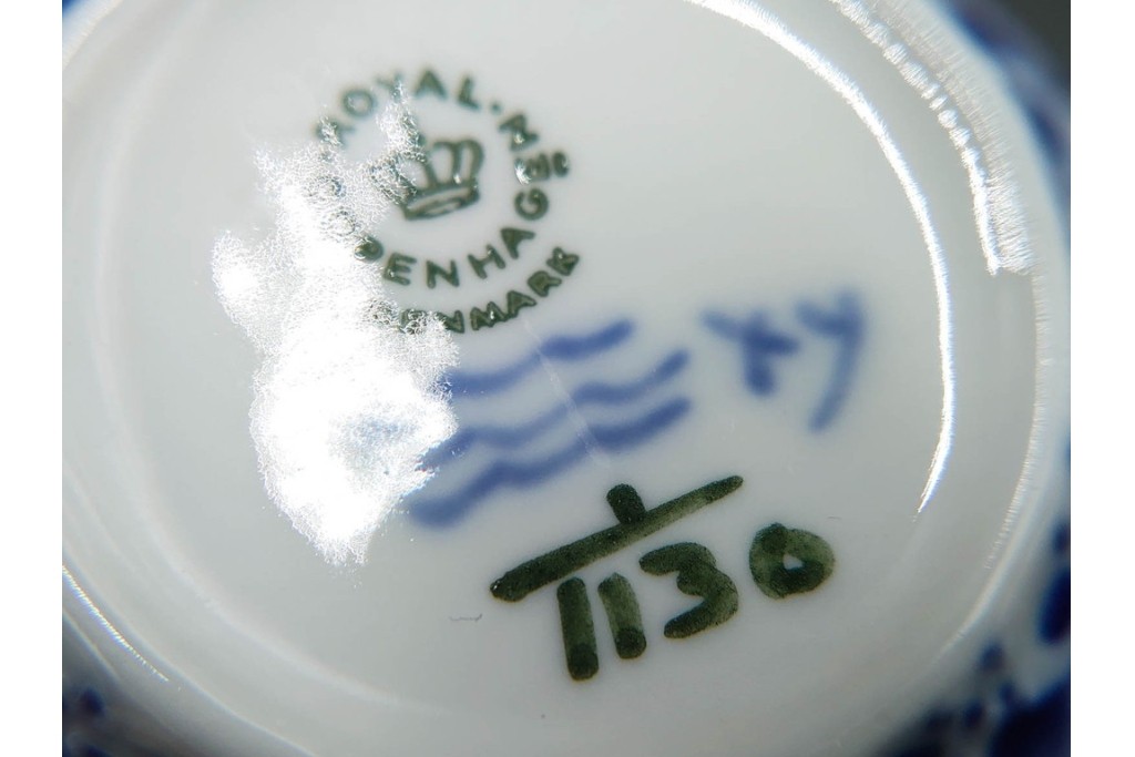 デンマーク製　ROYAL COPENHAGEN(ロイヤルコペンハーゲン)　ブルーフルーテッド フルレース　優雅な意匠に惹かれるティーカップ&ソーサー2客セット　スクラッチありB級品　(R-085548)　