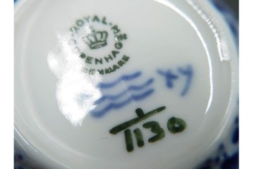 デンマーク製　ROYAL COPENHAGEN(ロイヤルコペンハーゲン)　ブルーフルーテッド フルレース　優雅な意匠に惹かれるティーカップ&ソーサー2客セット　スクラッチありB級品　(R-085548)　