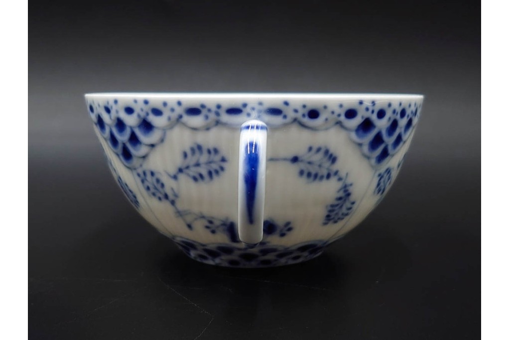 デンマーク製　ROYAL COPENHAGEN(ロイヤルコペンハーゲン)　ブルーフルーテッド フルレース　優雅な意匠に惹かれるティーカップ&ソーサー2客セット　スクラッチありB級品　(R-085548)　