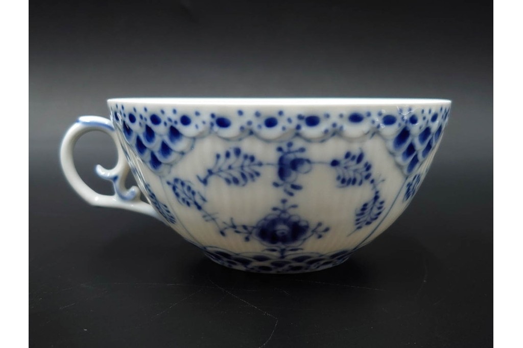 デンマーク製　ROYAL COPENHAGEN(ロイヤルコペンハーゲン)　ブルーフルーテッド フルレース　優雅な意匠に惹かれるティーカップ&ソーサー2客セット　スクラッチありB級品　(R-085548)　