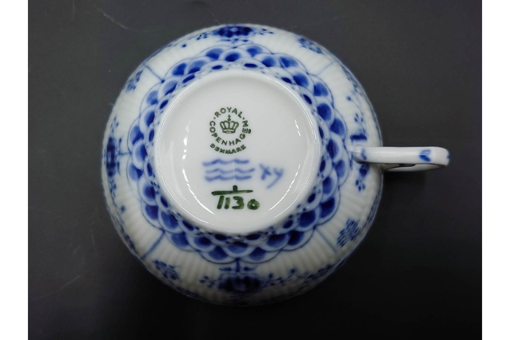 デンマーク製　ROYAL COPENHAGEN(ロイヤルコペンハーゲン)　ブルーフルーテッド フルレース　優雅な意匠に惹かれるティーカップ&ソーサー2客セット　スクラッチありB級品　(R-085548)　