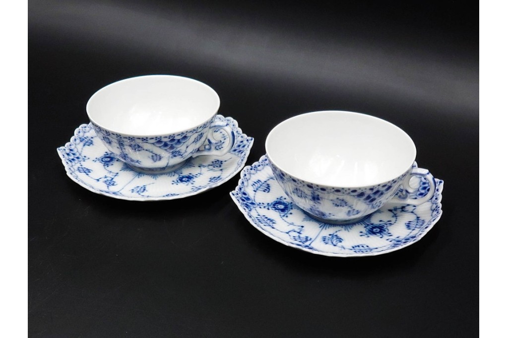 デンマーク製　ROYAL COPENHAGEN(ロイヤルコペンハーゲン)　ブルーフルーテッド フルレース　優雅な意匠に惹かれるティーカップ&ソーサー2客セット　スクラッチありB級品　(R-085548)　