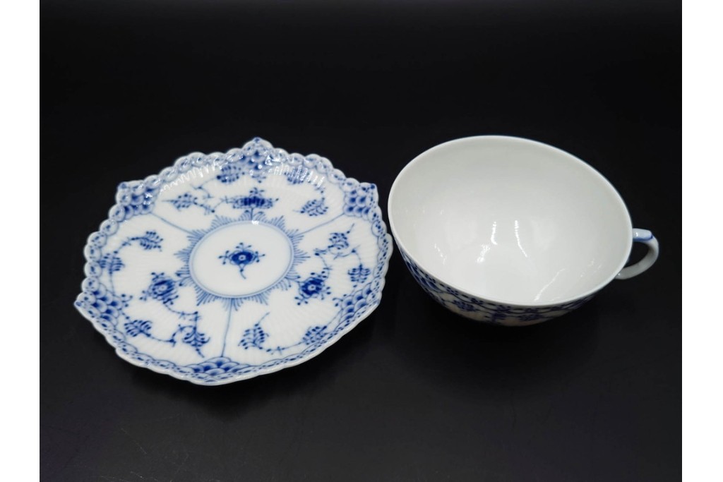 デンマーク製　ROYAL COPENHAGEN(ロイヤルコペンハーゲン)　ブルーフルーテッド フルレース　優雅な意匠に惹かれるティーカップ&ソーサー2客セット　スクラッチありB級品　(R-085548)　