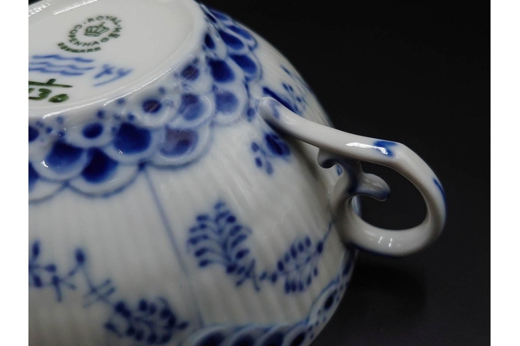 デンマーク製　ROYAL COPENHAGEN(ロイヤルコペンハーゲン)　ブルーフルーテッド フルレース　優雅な意匠に惹かれるティーカップ&ソーサー2客セット　スクラッチありB級品　(R-085548)　