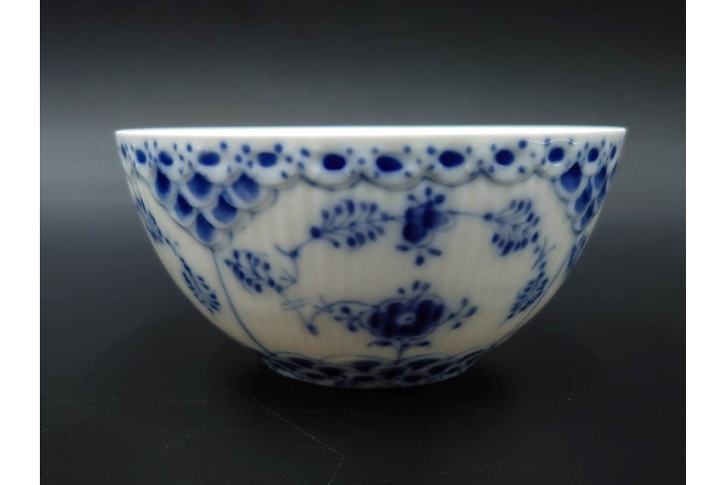 デンマーク製　ROYAL COPENHAGEN(ロイヤルコペンハーゲン)　ブルーフルーテッド フルレース　優雅な意匠に惹かれるティーカップ&ソーサー2客セット　スクラッチありB級品　(R-085548)　