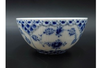 デンマーク製　ROYAL COPENHAGEN(ロイヤルコペンハーゲン)　ブルーフルーテッド フルレース　優雅な意匠に惹かれるティーカップ&ソーサー2客セット　スクラッチありB級品　(R-085548)　