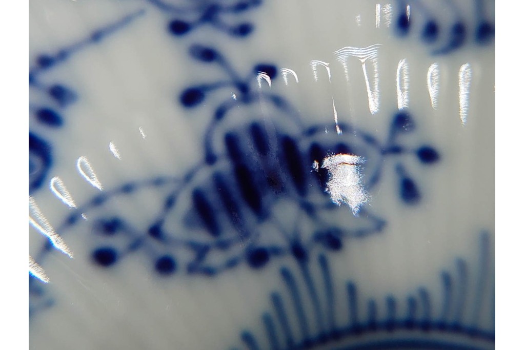 デンマーク製　ROYAL COPENHAGEN(ロイヤルコペンハーゲン)　ブルーフルーテッド フルレース　優雅な意匠に惹かれるティーカップ&ソーサー2客セット　スクラッチありB級品　(R-085548)　