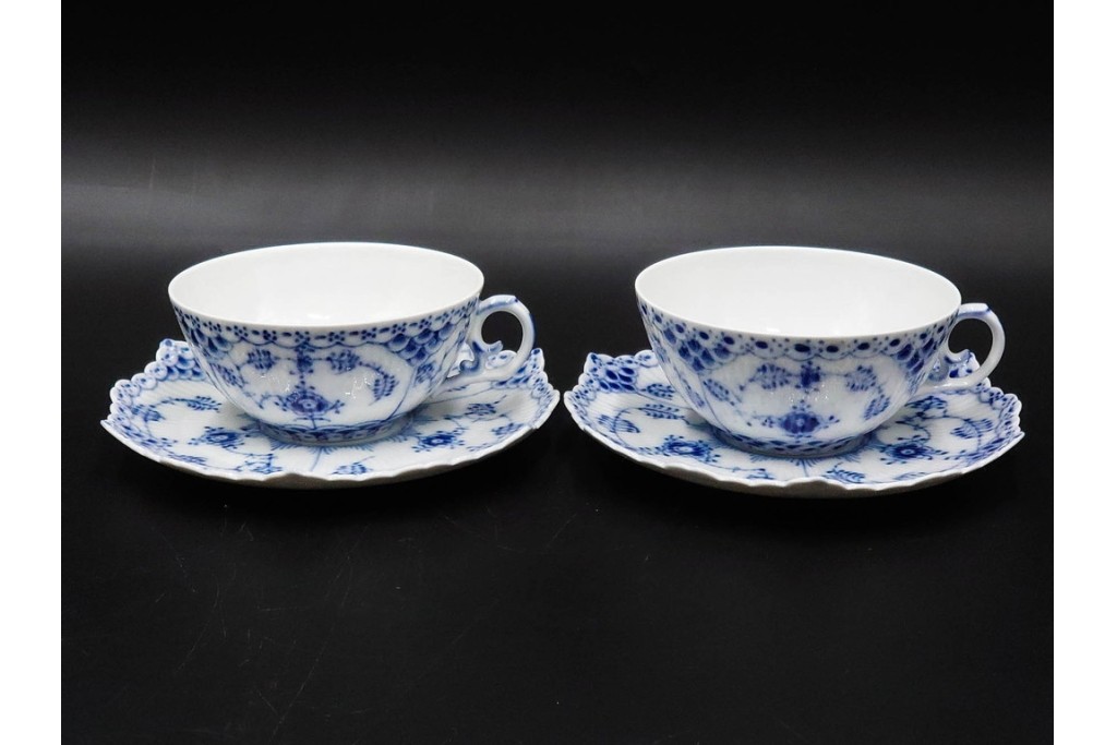 デンマーク製　ROYAL COPENHAGEN(ロイヤルコペンハーゲン)　ブルーフルーテッド フルレース　優雅な意匠に惹かれるティーカップ&ソーサー2客セット　スクラッチありB級品　(R-085548)　
