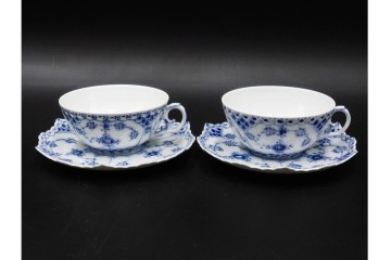 デンマーク製　ROYAL COPENHAGEN(ロイヤルコペンハーゲン)　ブルーフルーテッド フルレース　優雅な意匠に惹かれるティーカップ&ソーサー2客セット　スクラッチありB級品　(R-085548)　