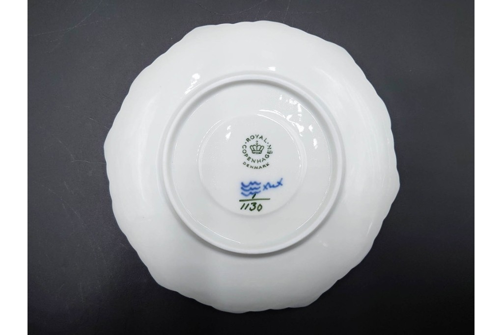 デンマーク製　ROYAL COPENHAGEN(ロイヤルコペンハーゲン)　ブルーフルーテッド フルレース　優雅な意匠に惹かれるティーカップ&ソーサー2客セット　スクラッチありB級品　(R-085548)　