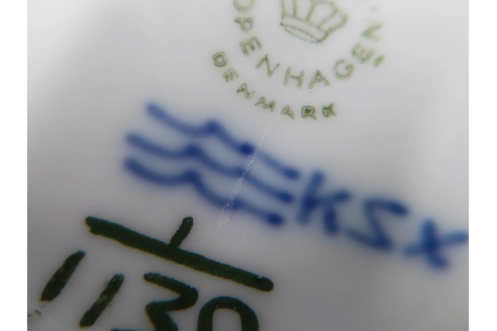 デンマーク製　ROYAL COPENHAGEN(ロイヤルコペンハーゲン)　ブルーフルーテッド フルレース　優雅な意匠に惹かれるティーカップ&ソーサー2客セット　スクラッチありB級品　(R-085548)　