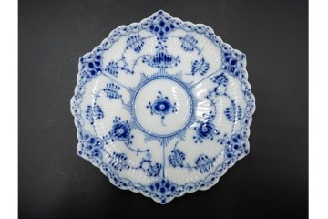 デンマーク製　ROYAL COPENHAGEN(ロイヤルコペンハーゲン)　ブルーフルーテッド フルレース　優雅な意匠に惹かれるティーカップ&ソーサー2客セット　スクラッチありB級品　(R-085548)　