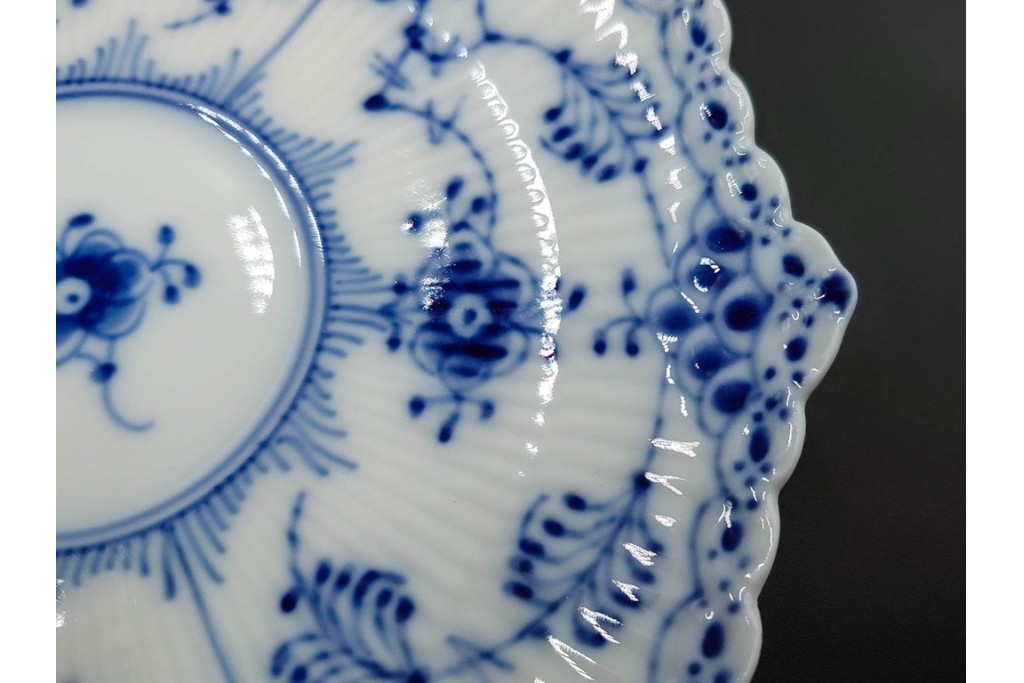 デンマーク製　ROYAL COPENHAGEN(ロイヤルコペンハーゲン)　ブルーフルーテッド フルレース　優雅な意匠に惹かれるティーカップ&ソーサー2客セット　スクラッチありB級品　(R-085548)　