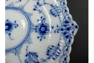 デンマーク製　ROYAL COPENHAGEN(ロイヤルコペンハーゲン)　ブルーフルーテッド フルレース　優雅な意匠に惹かれるティーカップ&ソーサー2客セット　スクラッチありB級品　(R-085548)　