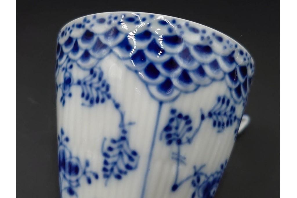 デンマーク製　ROYAL COPENHAGEN(ロイヤルコペンハーゲン)　ブルーフルーテッド フルレース　コーヒーカップ&ソーサー3客セット　定価(3客合計)約20万4千円　(R-085549)