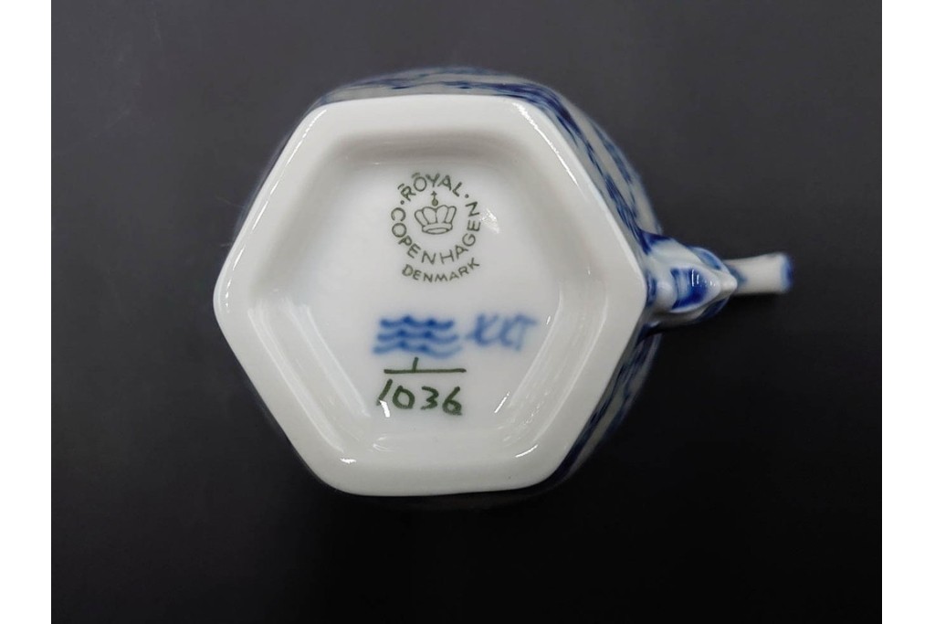デンマーク製　ROYAL COPENHAGEN(ロイヤルコペンハーゲン)　ブルーフルーテッド フルレース　コーヒーカップ&ソーサー3客セット　定価(3客合計)約20万4千円　(R-085549)