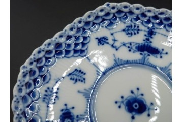 デンマーク製　ROYAL COPENHAGEN(ロイヤルコペンハーゲン)　ブルーフルーテッド フルレース　コーヒーカップ&ソーサー3客セット　定価(3客合計)約20万4千円　(R-085549)