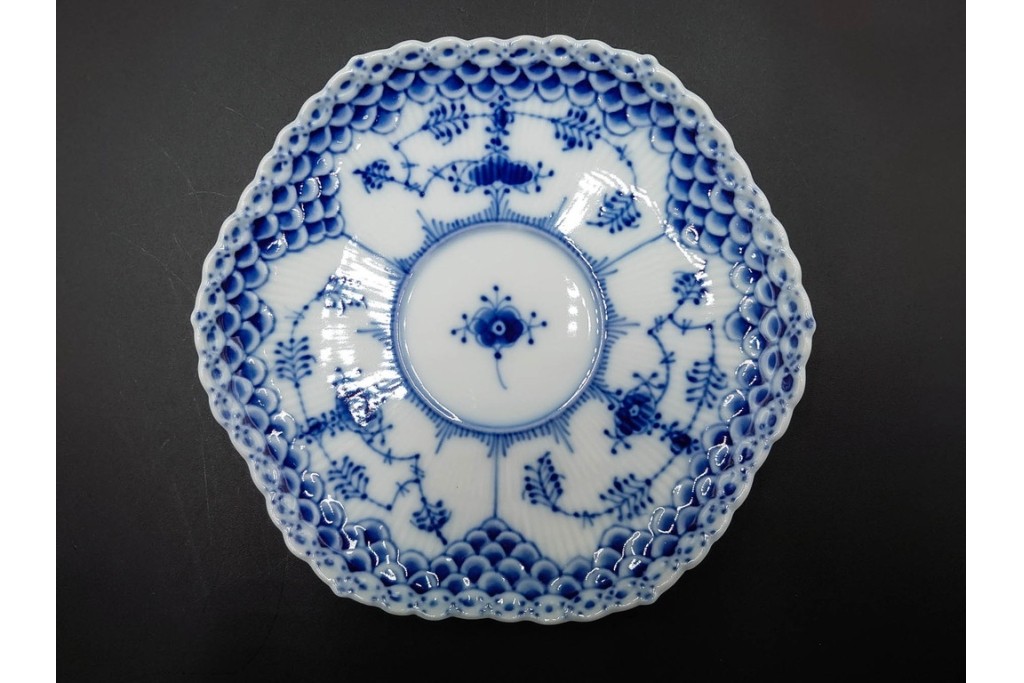 デンマーク製　ROYAL COPENHAGEN(ロイヤルコペンハーゲン)　ブルーフルーテッド フルレース　コーヒーカップ&ソーサー3客セット　定価(3客合計)約20万4千円　(R-085549)