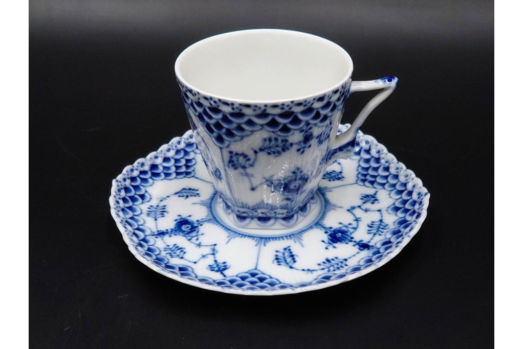 デンマーク製　ROYAL COPENHAGEN(ロイヤルコペンハーゲン)　ブルーフルーテッド フルレース　コーヒーカップ&ソーサー3客セット　定価(3客合計)約20万4千円　(R-085549)