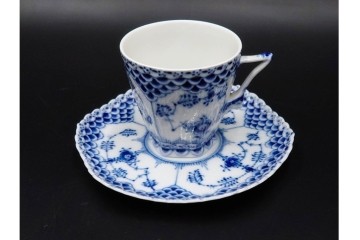 デンマーク製　ROYAL COPENHAGEN(ロイヤルコペンハーゲン)　ブルーフルーテッド フルレース　コーヒーカップ&ソーサー3客セット　定価(3客合計)約20万4千円　(R-085549)