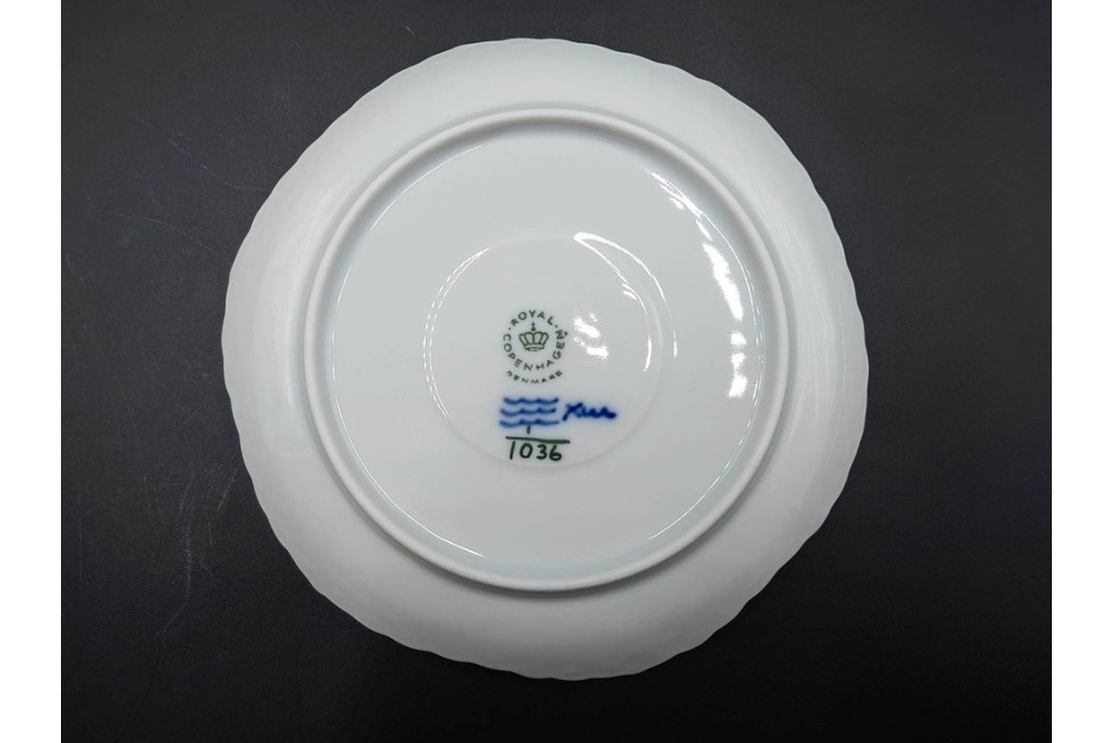 デンマーク製　ROYAL COPENHAGEN(ロイヤルコペンハーゲン)　ブルーフルーテッド フルレース　コーヒーカップ&ソーサー3客セット　定価(3客合計)約20万4千円　(R-085549)