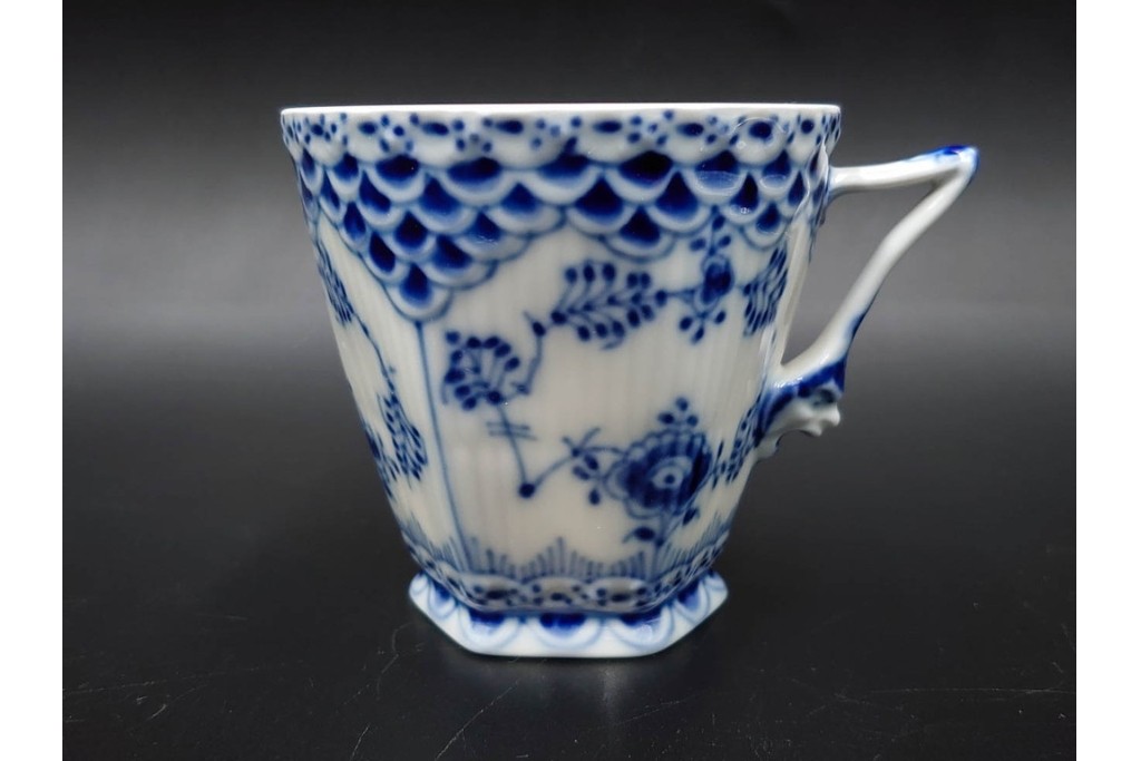 デンマーク製　ROYAL COPENHAGEN(ロイヤルコペンハーゲン)　ブルーフルーテッド フルレース　コーヒーカップ&ソーサー3客セット　定価(3客合計)約20万4千円　(R-085549)