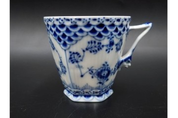 デンマーク製　ROYAL COPENHAGEN(ロイヤルコペンハーゲン)　ブルーフルーテッド フルレース　コーヒーカップ&ソーサー3客セット　定価(3客合計)約20万4千円　(R-085549)
