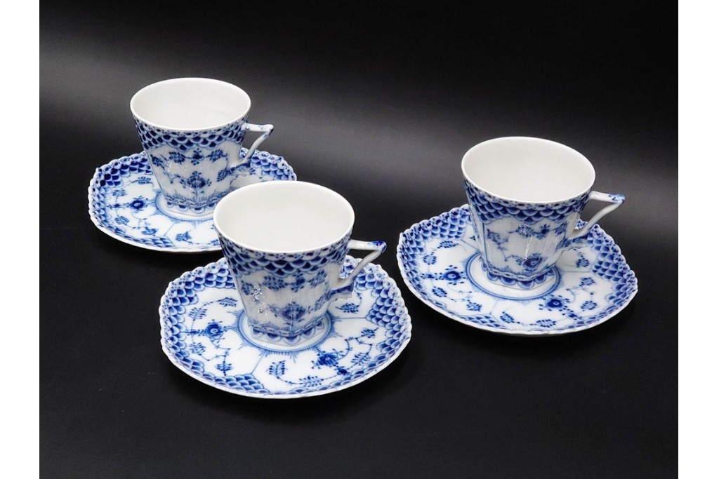 デンマーク製　ROYAL COPENHAGEN(ロイヤルコペンハーゲン)　ブルーフルーテッド フルレース　コーヒーカップ&ソーサー3客セット　定価(3客合計)約20万4千円　(R-085549)