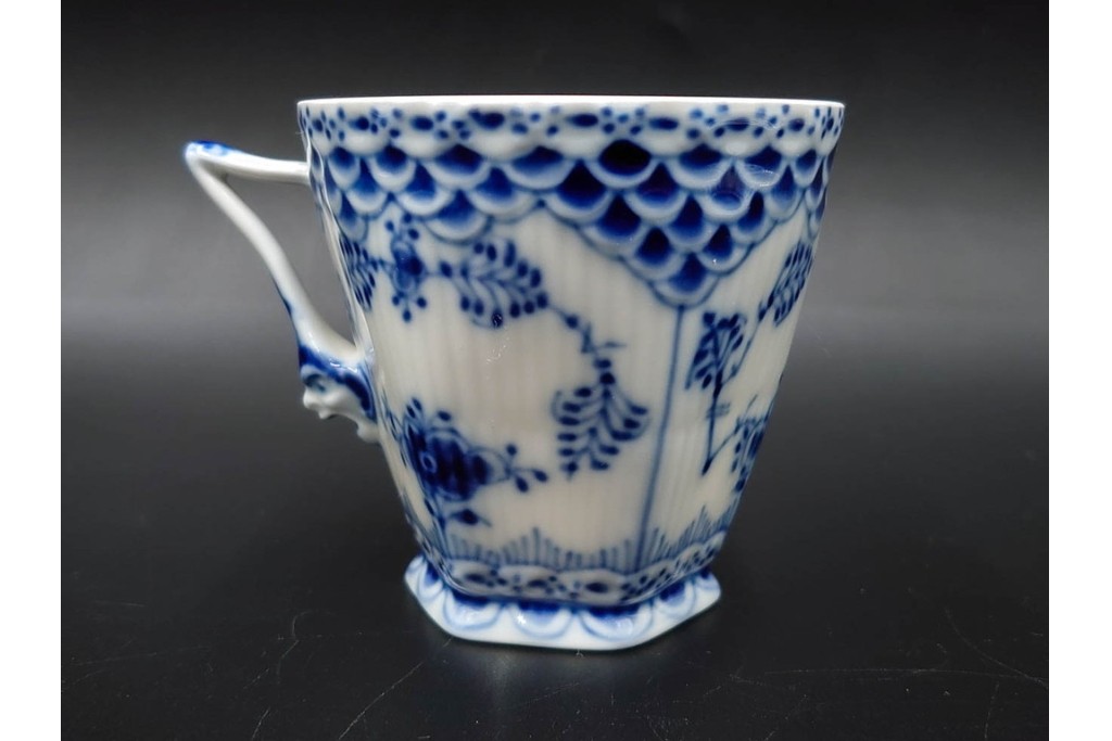 デンマーク製　ROYAL COPENHAGEN(ロイヤルコペンハーゲン)　ブルーフルーテッド フルレース　コーヒーカップ&ソーサー3客セット　定価(3客合計)約20万4千円　(R-085549)