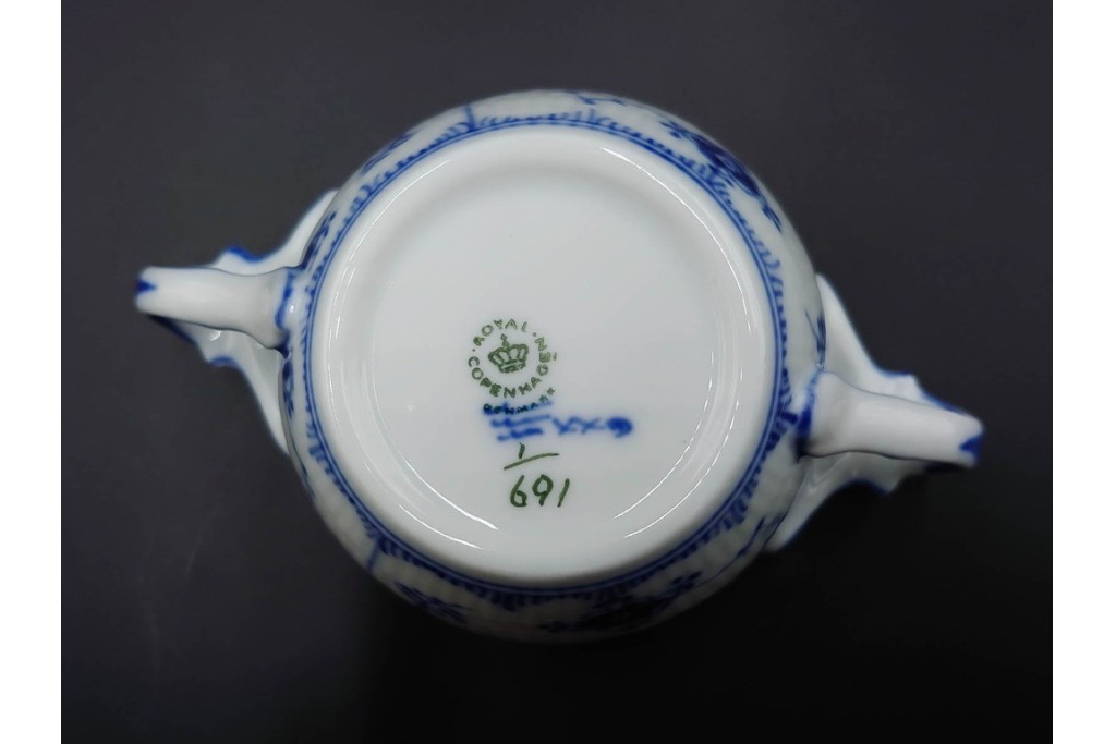 デンマーク製　ROYAL COPENHAGEN(ロイヤルコペンハーゲン)　ブルーフルーテッド ハーフレース　端正な佇まいが美しいシュガーボウル　定価約4万2千円　(R-085550)