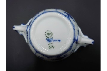 デンマーク製　ROYAL COPENHAGEN(ロイヤルコペンハーゲン)　ブルーフルーテッド ハーフレース　端正な佇まいが美しいシュガーボウル　定価約4万2千円　(R-085550)