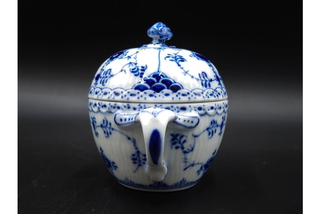 デンマーク製　ROYAL COPENHAGEN(ロイヤルコペンハーゲン)　ブルーフルーテッド ハーフレース　端正な佇まいが美しいシュガーボウル　定価約4万2千円　(R-085550)