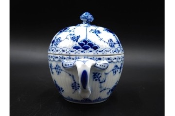 デンマーク製　ROYAL COPENHAGEN(ロイヤルコペンハーゲン)　ブルーフルーテッド ハーフレース　端正な佇まいが美しいシュガーボウル　定価約4万2千円　(R-085550)