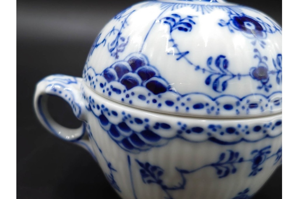 デンマーク製　ROYAL COPENHAGEN(ロイヤルコペンハーゲン)　ブルーフルーテッド ハーフレース　端正な佇まいが美しいシュガーボウル　定価約4万2千円　(R-085550)