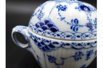 デンマーク製　ROYAL COPENHAGEN(ロイヤルコペンハーゲン)　ブルーフルーテッド ハーフレース　端正な佇まいが美しいシュガーボウル　定価約4万2千円　(R-085550)