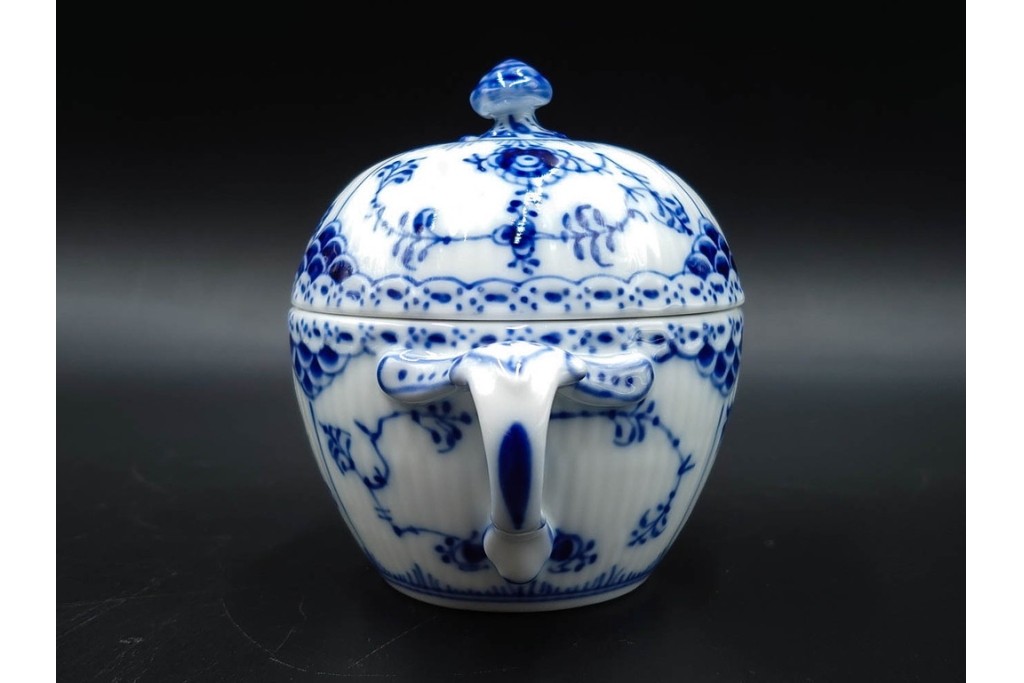 デンマーク製　ROYAL COPENHAGEN(ロイヤルコペンハーゲン)　ブルーフルーテッド ハーフレース　端正な佇まいが美しいシュガーボウル　定価約4万2千円　(R-085550)