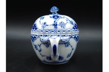 デンマーク製　ROYAL COPENHAGEN(ロイヤルコペンハーゲン)　ブルーフルーテッド ハーフレース　端正な佇まいが美しいシュガーボウル　定価約4万2千円　(R-085550)